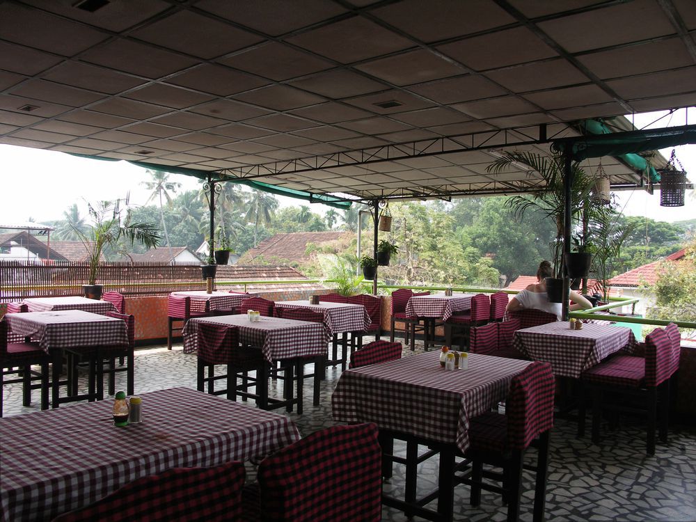 Hotel Park Avenue Kochi Restoran fotoğraf